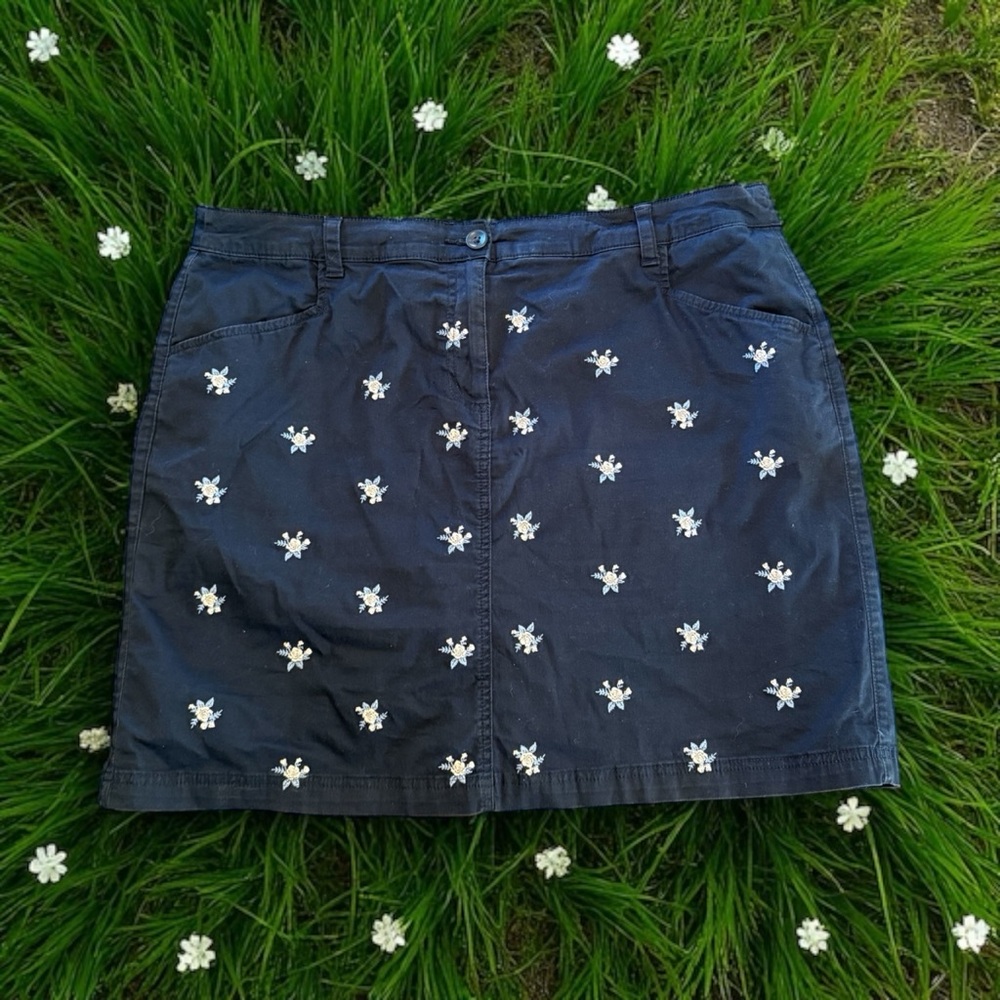 Karen Scott Navy Skort with White Floral Embroidery - Picture 4 of 11